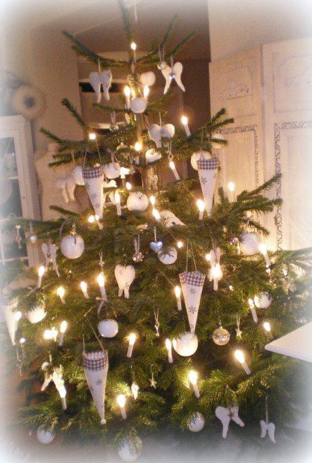 Zum Abschluss der Weihnachtsbilder von 2012 nun noch unser Baum. Dieses Jahr hat sich ein klitzekleines, bißchen grau dazu gesellt.