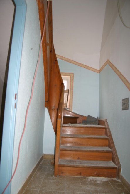 Vorher Bild des Treppenaufgangs- Wand wurde auf Hüfthöhe gebracht