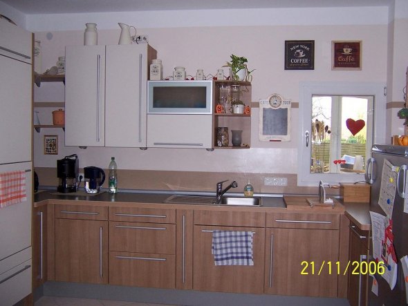 Wir hatten den Großteil der Küche ca. 1 Jahr vorher für eine Doppelhaushälfte gekauft. Hätte ich doch gleich alle Fronten in "altweiß" genom