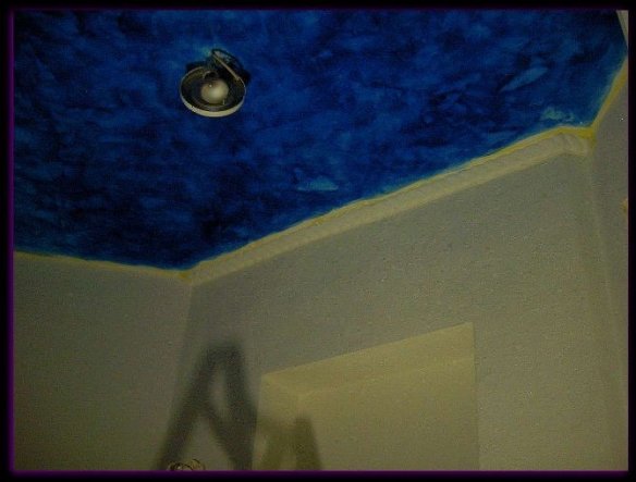 Durch die blaue Decke bekommt der kleine Raum eine Atmosphäre wie in einer Sternenklaren Nacht. 

Nachtrag: Es folgten noch zwei weitere
